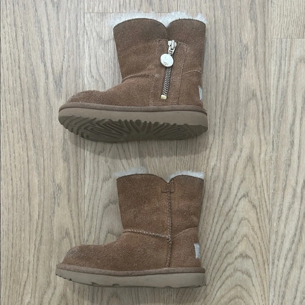 UGG Bailey Zip Short Boot‎ Size 9 Toddler